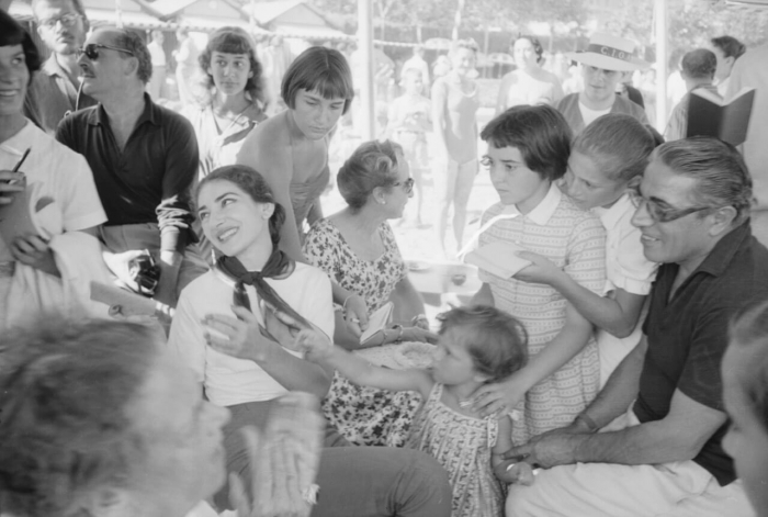 En train de signer des autographes avec l'armateur grec Aristote Onassis au 18e Festival international du film de Venise